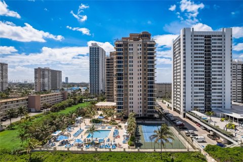 Copropriété à louer à Hallandale Beach, Floride: 2 chambres, 181.62 m2 № 2022018 - photo 2