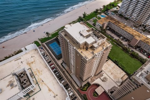 Copropriété à louer à Hallandale Beach, Floride: 2 chambres, 181.62 m2 № 2022018 - photo 12