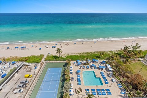 Copropriété à louer à Hallandale Beach, Floride: 2 chambres, 181.62 m2 № 2022018 - photo 4