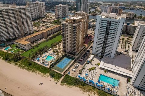 Copropriété à louer à Hallandale Beach, Floride: 2 chambres, 181.62 m2 № 2022018 - photo 11