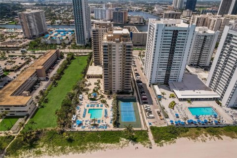 Copropriété à louer à Hallandale Beach, Floride: 2 chambres, 181.62 m2 № 2022018 - photo 10