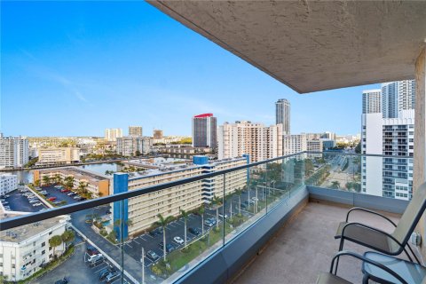 Copropriété à louer à Hallandale Beach, Floride: 2 chambres, 181.62 m2 № 2022018 - photo 29