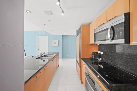 Condo in Miami Beach, Florida, 2 bedrooms  № 1694860 - photo 10