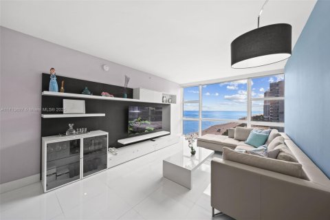 Condo in Miami Beach, Florida, 2 bedrooms  № 1694860 - photo 1