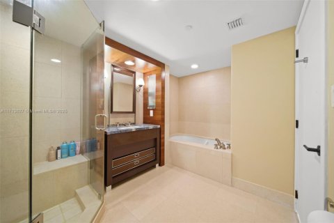 Condo in Miami Beach, Florida, 2 bedrooms  № 1694860 - photo 16