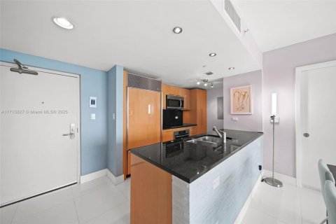 Condo in Miami Beach, Florida, 2 bedrooms  № 1694860 - photo 9