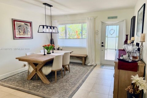 House in Hollywood, Florida 2 bedrooms, 120.4 sq.m. № 2056053 - photo 7