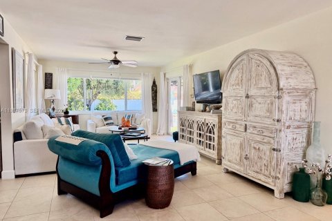 House in Hollywood, Florida 2 bedrooms, 120.4 sq.m. № 2056053 - photo 10