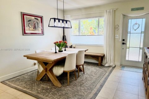 House in Hollywood, Florida 2 bedrooms, 120.4 sq.m. № 2056053 - photo 8