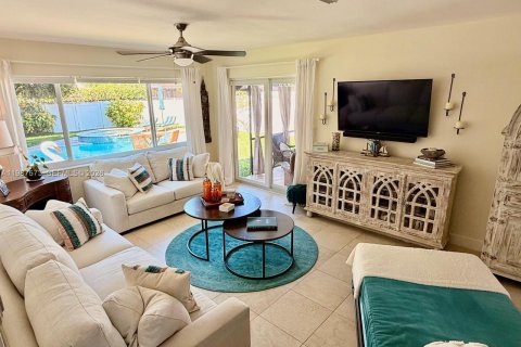 House in Hollywood, Florida 2 bedrooms, 120.4 sq.m. № 2056053 - photo 11