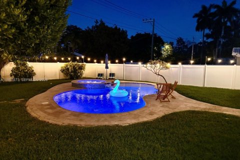 House in Hollywood, Florida 2 bedrooms, 120.4 sq.m. № 2056053 - photo 13