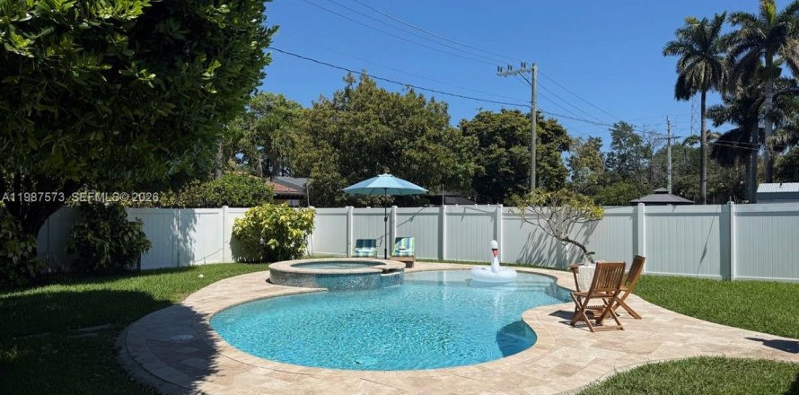 House in Hollywood, Florida 2 bedrooms, 120.4 sq.m. № 2056053