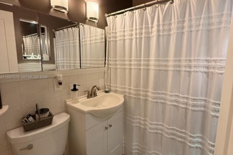 House in Hollywood, Florida 2 bedrooms, 120.4 sq.m. № 2056053 - photo 27