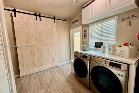 House in Hollywood, Florida 2 bedrooms, 120.4 sq.m. № 2056053 - photo 30