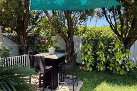 House in Hollywood, Florida 2 bedrooms, 120.4 sq.m. № 2056053 - photo 24