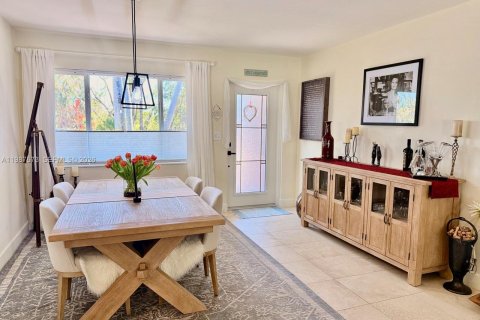 House in Hollywood, Florida 2 bedrooms, 120.4 sq.m. № 2056053 - photo 9