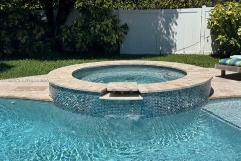 House in Hollywood, Florida 2 bedrooms, 120.4 sq.m. № 2056053 - photo 17