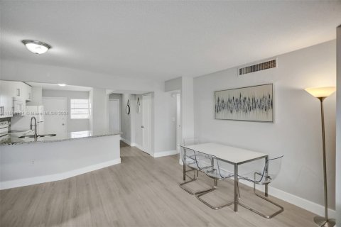 Copropriété à vendre à Miami, Floride: 2 chambres, 122.17 m2 № 2168642 - photo 2