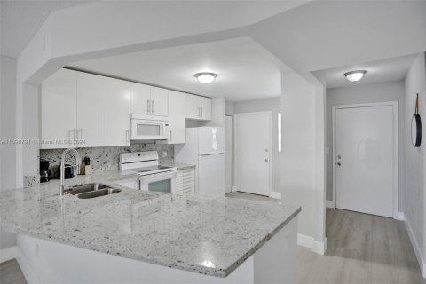 Copropriété à vendre à Miami, Floride: 2 chambres, 122.17 m2 № 2168642 - photo 17