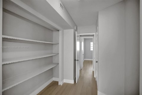 Copropriété à vendre à Miami, Floride: 2 chambres, 122.17 m2 № 2168642 - photo 30