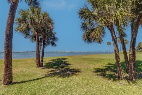 Condo in Belleair, Florida, 2 bedrooms  № 1517981 - photo 29