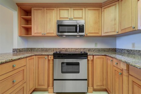 Condo in Belleair, Florida, 2 bedrooms  № 1517981 - photo 16