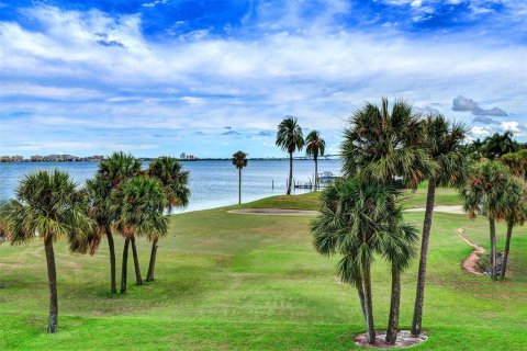 Condo in Belleair, Florida, 2 bedrooms  № 1517981 - photo 8