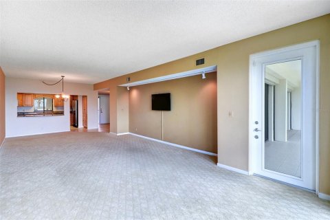 Condo in Belleair, Florida, 2 bedrooms  № 1517981 - photo 11