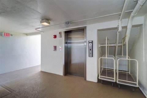 Condo in Belleair, Florida, 2 bedrooms  № 1517981 - photo 28