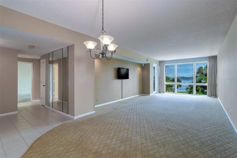 Condo in Belleair, Florida, 2 bedrooms  № 1517981 - photo 5