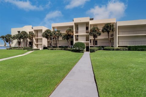 Condo in Belleair, Florida, 2 bedrooms  № 1517981 - photo 1