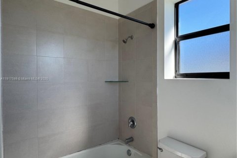 Villa ou maison à louer à Miami, Floride: 3 chambres, 122.63 m2 № 1972225 - photo 12