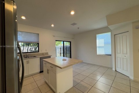 Villa ou maison à louer à Miami, Floride: 3 chambres, 122.63 m2 № 1972225 - photo 4