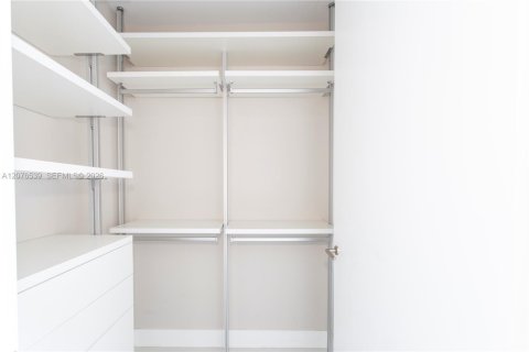 Condominio en alquiler en Miami, Florida, 2 dormitorios, 114.92 m2 № 2353582 - foto 13