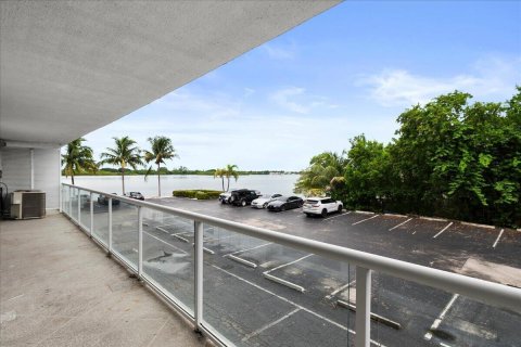 Copropriété à louer à Palm Beach, Floride: 2 chambres, 108.14 m2 № 2386946 - photo 16