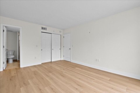 Copropriété à louer à Palm Beach, Floride: 2 chambres, 108.14 m2 № 2386946 - photo 13