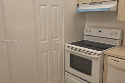 Снять в аренду кондоминиум в Тамарак, Флорида 1 спальня, 69.68м2, № 2005745 - фото 3