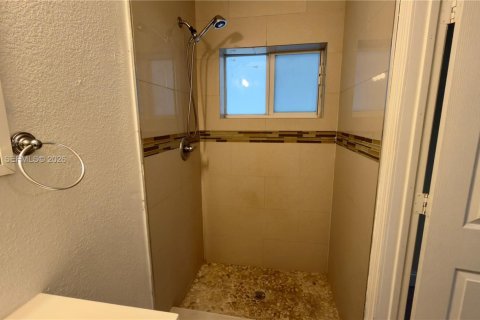 Снять в аренду виллу или дом в Форт-Лодердейл, Флорида 3 спальни, 111.76м2, № 2051620 - фото 20