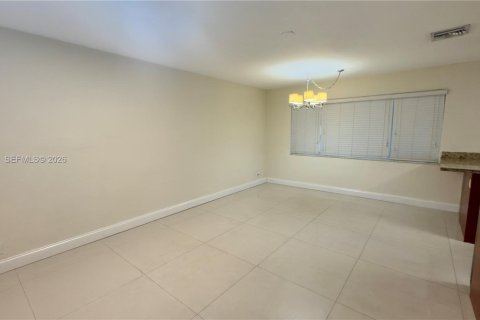 Снять в аренду виллу или дом в Форт-Лодердейл, Флорида 3 спальни, 111.76м2, № 2051620 - фото 13