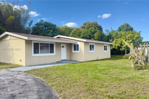 Снять в аренду виллу или дом в Форт-Лодердейл, Флорида 3 спальни, 111.76м2, № 2051620 - фото 2