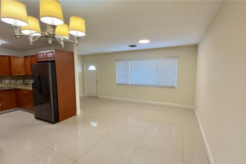 Снять в аренду виллу или дом в Форт-Лодердейл, Флорида 3 спальни, 111.76м2, № 2051620 - фото 4