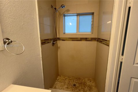 Снять в аренду виллу или дом в Форт-Лодердейл, Флорида 3 спальни, 111.76м2, № 2051620 - фото 5