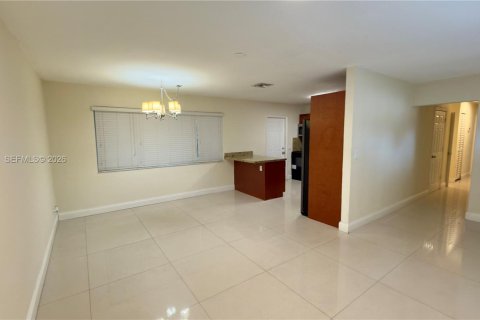 Снять в аренду виллу или дом в Форт-Лодердейл, Флорида 3 спальни, 111.76м2, № 2051620 - фото 21