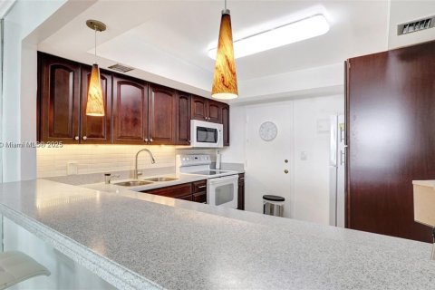 Condo in Hallandale Beach, Florida, 2 bedrooms № 1939397 - photo 17