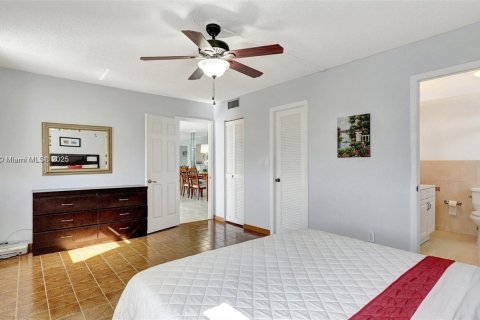 Condo in Hallandale Beach, Florida, 2 bedrooms № 1939397 - photo 24