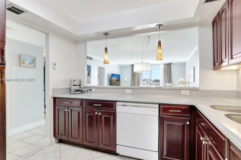 Condo in Hallandale Beach, Florida, 2 bedrooms № 1939397 - photo 6
