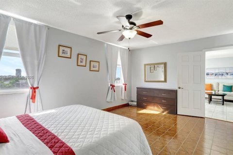 Condo in Hallandale Beach, Florida, 2 bedrooms № 1939397 - photo 25