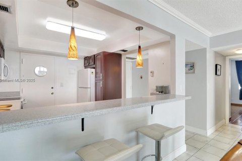 Condo in Hallandale Beach, Florida, 2 bedrooms № 1939397 - photo 16