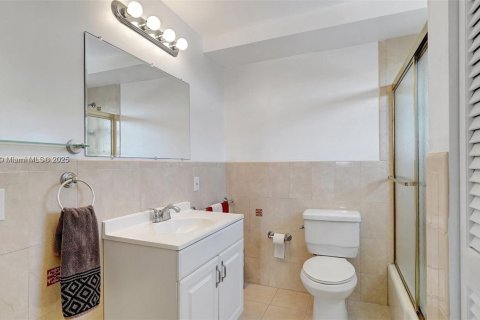 Condo in Hallandale Beach, Florida, 2 bedrooms № 1939397 - photo 26