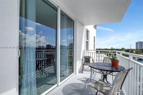 Condo in Hallandale Beach, Florida, 2 bedrooms № 1939397 - photo 30